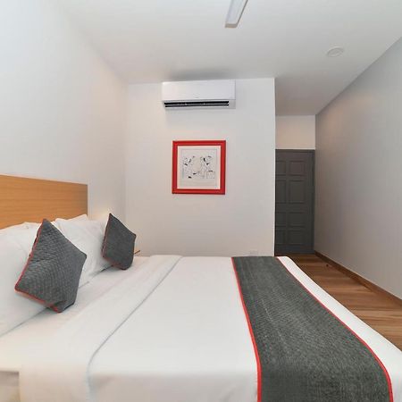 Vaccinated Staff- Oyo Townhouse 384 Nk Hotels Dispur Luaran gambar